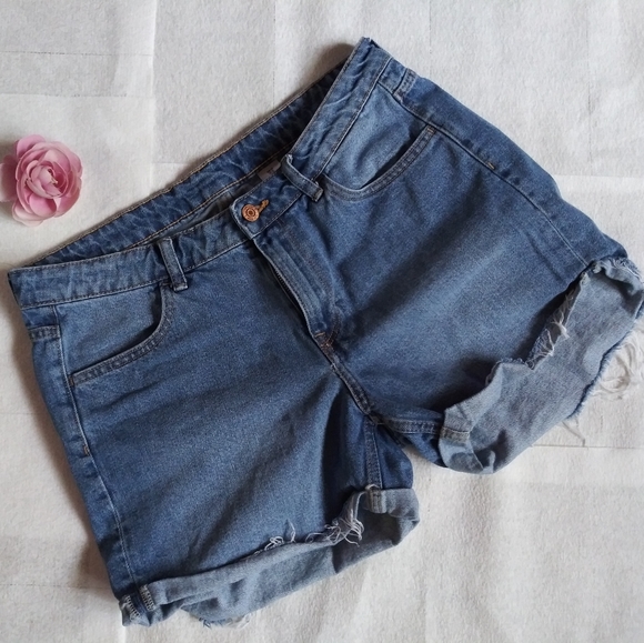 H&M Pants - H&M Regular Waist Slim Fit Denim Shorts Size 8/10